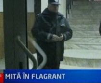 Functionar al unei primarii din Gorj, prins in timp ce lua mita