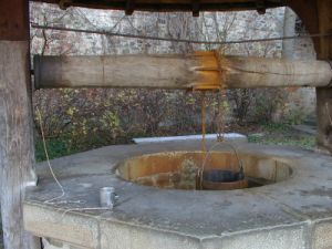 Un barbat din Buzau a murit in fantana din care incerca sa scoata apa