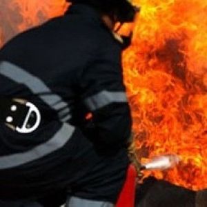 Din gelozie, un pompier a batut un politist si i-a incendiat masina