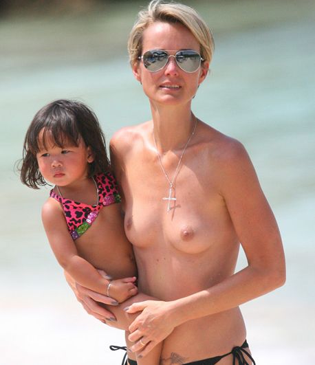 Sotia lui Johnny Hallyday, topless pe o plaja din Caraibe