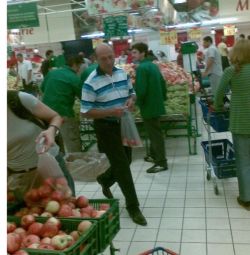 Presedintele Traian Basescu, o noua baie de multime la coada la Carrefour