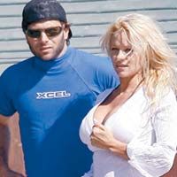 Pamela Anderson se marita cu fostul iubit al lui Paris Hilton