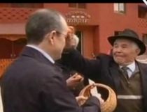 Premierul Boc a primit un ou in cap de la tatal sau