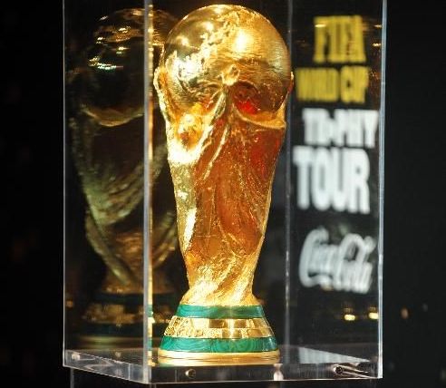 Trofeul Cupei Mondiale de fotbal a fost prezentat in Romania