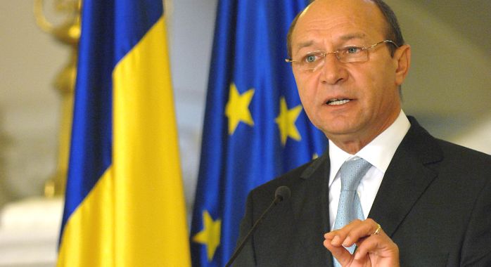Basescu: Salariile bugetarilor se reduc cu 25%. Pensiile si ajutorul de somaj, cu 15%