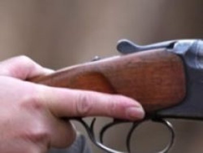 Un padurar s-a impuscat din greseala la vanatoare si a murit