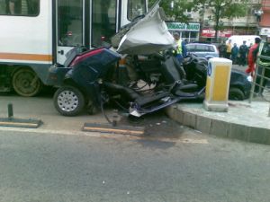 Accident intre un tramvai si o masina pe Stefan cel Mare