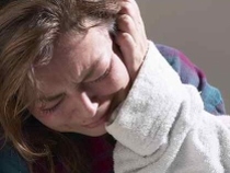 O femeie din Constanta a incercat sa-si decapiteze fiul cu un polizor electric