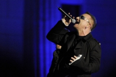 Bono de la U2, operat de urgenta la coloana