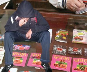 Banane fierte in acetona si zorele, noile droguri printre tineri