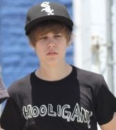 Justin Bieber si-a tatuat o pasarica pe abdomen