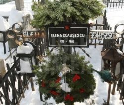 Nicolae si Elena Ceausescu vor fi deshumati
