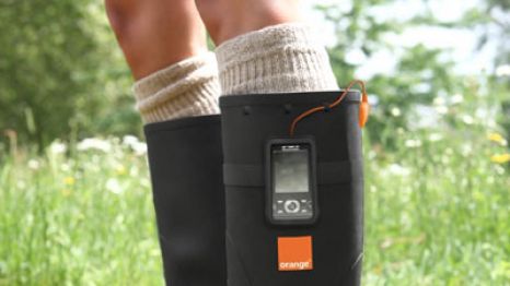 Cizme cu incarcator pentru telefon mobil si iPod de la Orange