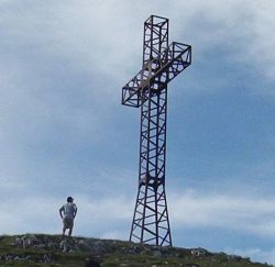 Bani aruncati: cruce din otel de 13 miliarde in Bistrita Nasaud