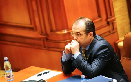 Motiunea de cenzura a picat. Guvernul merge inainte cu taierea salariilor si pensiilor