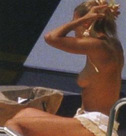 Martina Colombari, fosta Miss Italia, topless in largul marii