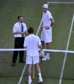 Meciul de tenis Isner si Mahut intrerupt dupa 10 ore, dar va continua astazi