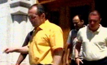 Emil Boc atacat cu oua si rosii la Galati