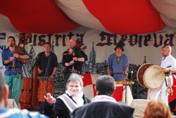 Cimpoaie si tobe medievale in deschiderea concertului Haggard de la Bistrita