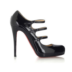 Elena Udrea a impartit sinistratilor din Saucesti pantofi cu toc si ciocolata