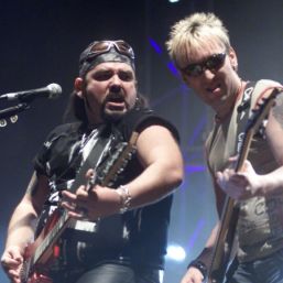 Trupa Cargo refuza sa cante cu manelistii