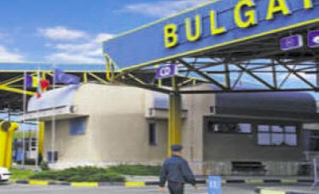 Soferul unui autocar cu turisti romani i-a strivit degetele unui vames bulgar