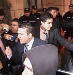 Ministrul Ialomitianu aparat de SPP de protestatarii de la Finante