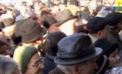 Vasluienii s-au imbulzit pentru mancare gratuita la inaugurarea Pietei Traian