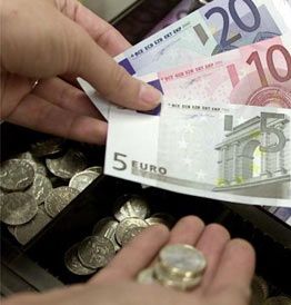 240.000 romani restantieri la banci