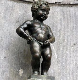 Manneken-Pis, in costum national romanesc de 1 Decembrie