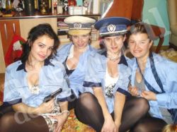 Revelion sexy: neveste de politisti imbracate in uniforma sotilor