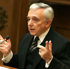 25% din romani il vor pe Mugur Isarescu premier