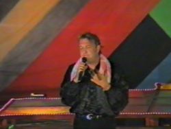 Gabriel Cotabita va purta pe scena un costum special ca sa nu mai transpire