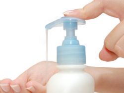 De saracie, romanii fac economie la apa si sapun