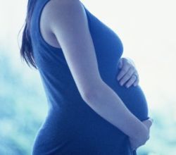 O romanca de 23 de ani este cea mai tanara bunica din lume