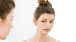 Femeile obsedate de aspectul lor fizic cauta atentie pe Facebook prin postarea de poze