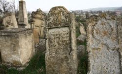 Un cimitir vechi de sute de ani, descoperit de niste muncitori din Iasi