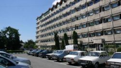 O femeie a nascut in toaleta spitalului dupa ce medicii au confundat sarcina cu pietrele la rinichi