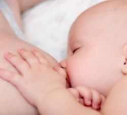 Actrita Aniela Petreanu si-a alaptat copilul pe holurile Parlamentului