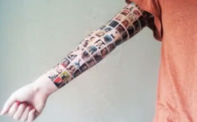 Si-a tatuat pe mana cei 152 de prieteni de pe Facebook