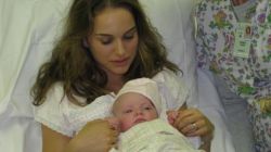 Natalie Portman si-a botezat copilul cu litera A din alfabetul ebraic