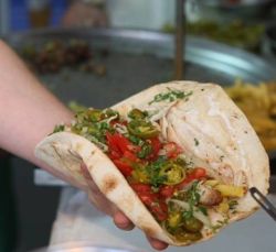 Bataie pentru o shaorma gratis la Braila
