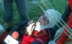 O femeie de 90 de ani s-a dat cu motoparapanta, la Ghimbav - VIDEO