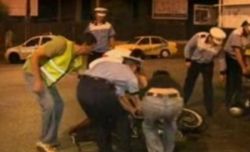 Seful politiei locale Bacau a intrat cu motocicleta in gard