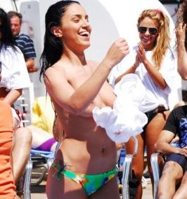 Adelina Pestritu si Rose Marie Florescu, show erotic in sanii goi