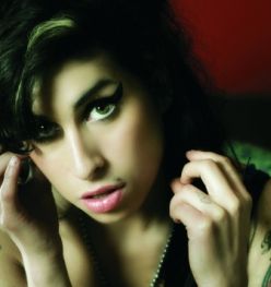 Cantareata Amy Winehouse a murit in urma unei supradoze