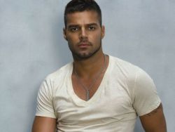 Ricky Martin face reclama la ruj