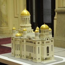 In Romania se termina o biserica la doua zile, dar se inchid trei scoli pe zi