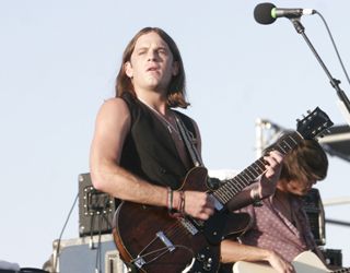 Kings of Leon si-au intrerupt un concert pentru ca solistul trupei era prea beat