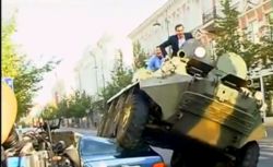 Primarul orasului Vilnius a trecut cu un tanc peste masinile parcate ilegal